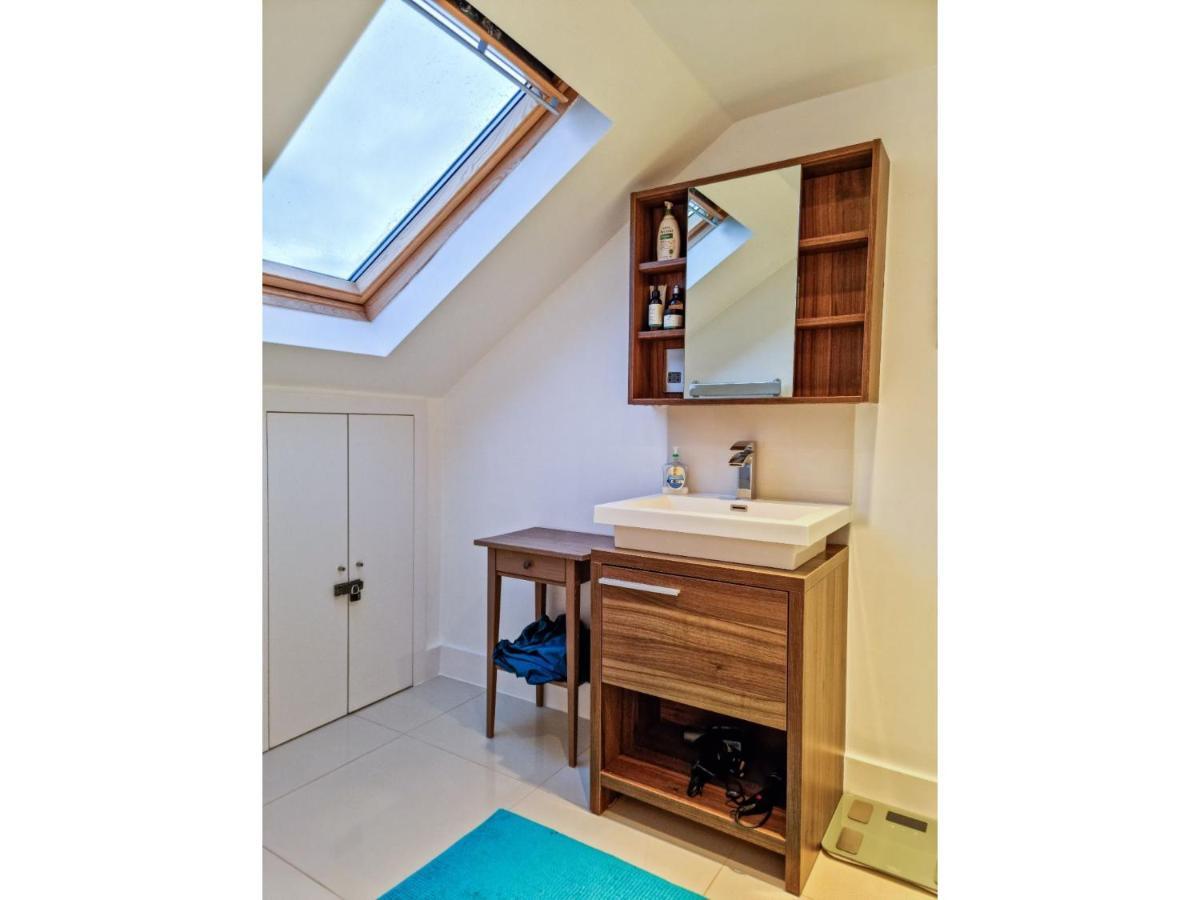 Pass The Keys Family Friendly 2 Bedroom Gem in Shepherd's Bush London Exterior foto